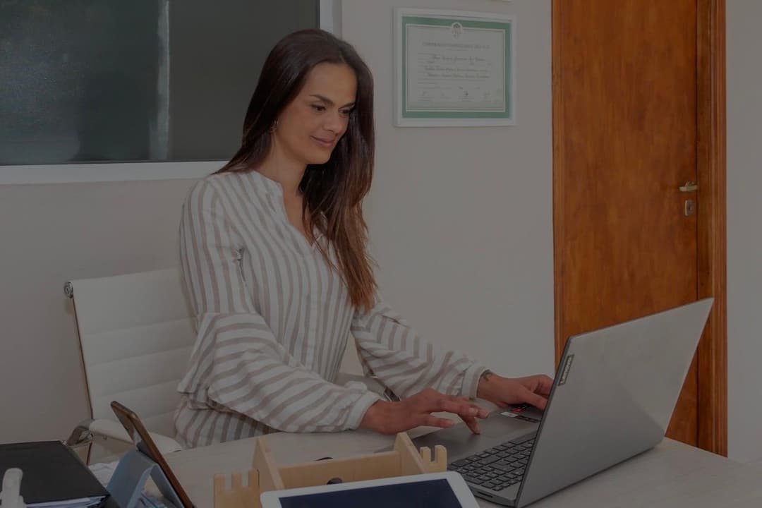 Retrato de Flora Cordeiro, Martillera Pública